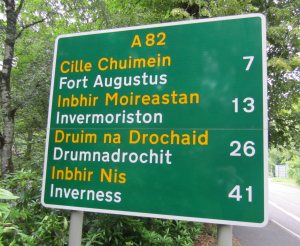A road sign in Scottish Gaelic and English.