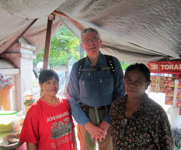 Ibu Putri and Ibu Sengkono in their streetside eatery.