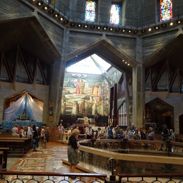 1Jesus_Basilica interior